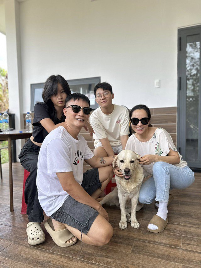 Thời điểm kết hôn, nhiều người đồn rằng, vì vợ là con của sếp lớn nên Hoàng Bách mới chấp nhận cưới sớm lúc anh 26 tuổi - khi còn có thể phát triển sự nghiệp. Bản thân vợ Hoàng Bách khi đó cũng gác lại công việc của một mẫu ảnh để làm hậu phương vững chắc cho chồng. Lại một lần nữa, thời gian chứng minh tất cả, đến nay, gia đình nam ca sĩ vẫn vô cùng hạnh phúc với 2 thành viên nhí đáng yêu.