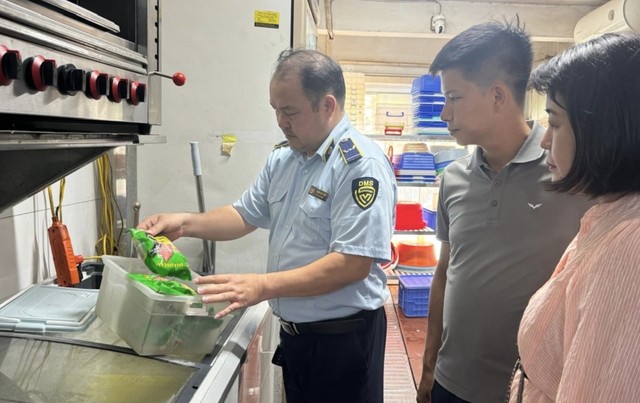Đoàn kiểm tra liên ngành an toàn thực phẩm quận Cầu Giấy, thành phố Hà Nội vừa kiểm tra đột xuất quán Lòng Chát, tại số 18 Trần Thái Tông, phường Dịch Vọng Hậu. Ảnh: Thu Hà/Hanoionline