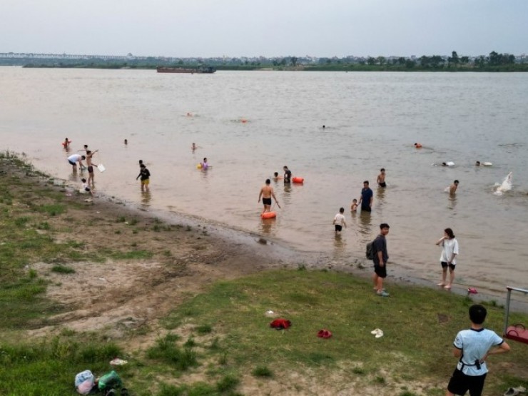 Người Hà Nội bơi sông Hồng để giải nhiệt