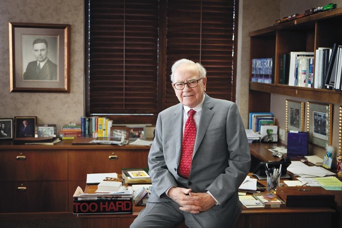 Tỷ phú Warren Buffett tại văn phòng của ông năm 2019. Ảnh: CNBC