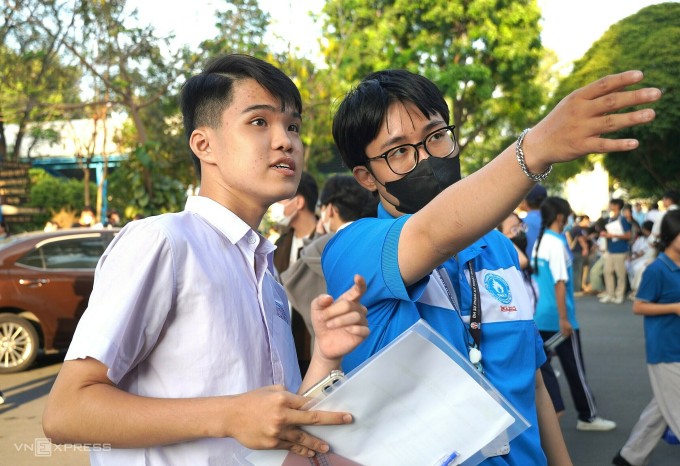 Thí sinh được hướng tình nguyện viên hướng dẫn trong kỳ thi đánh giá năng lực đợt 1 tại Đại học Sư phạm Kỹ thuật TP HCM, ngày 30/3. Ảnh: Lệ Nguyễn
