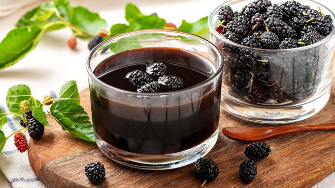 Chất zeaxanthin có nhiều trong dâu tằm hỗ trợ cơ thể chống lại sự tấn công của các gốc tự do, kìm hãm tốc độ lão hóa da, thúc đẩy tóc mọc nhanh, chắc khỏe.