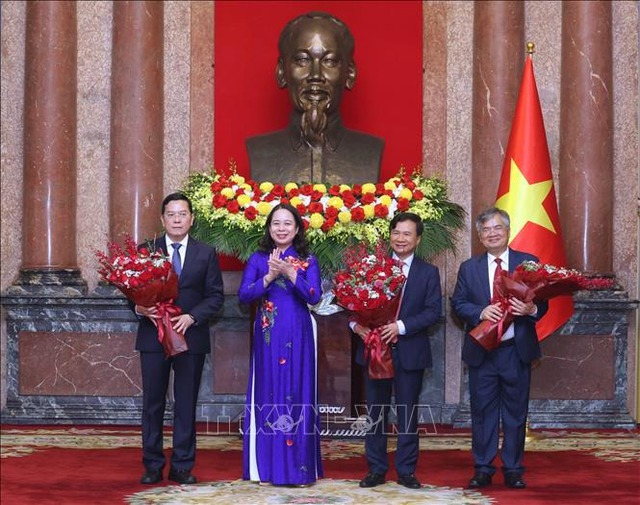 Phó Chủ tịch nước Võ Thị Ánh Xuân chúc mừng ba Phó Chủ nhiệm Văn phòng Chủ tịch được bổ nhiệm