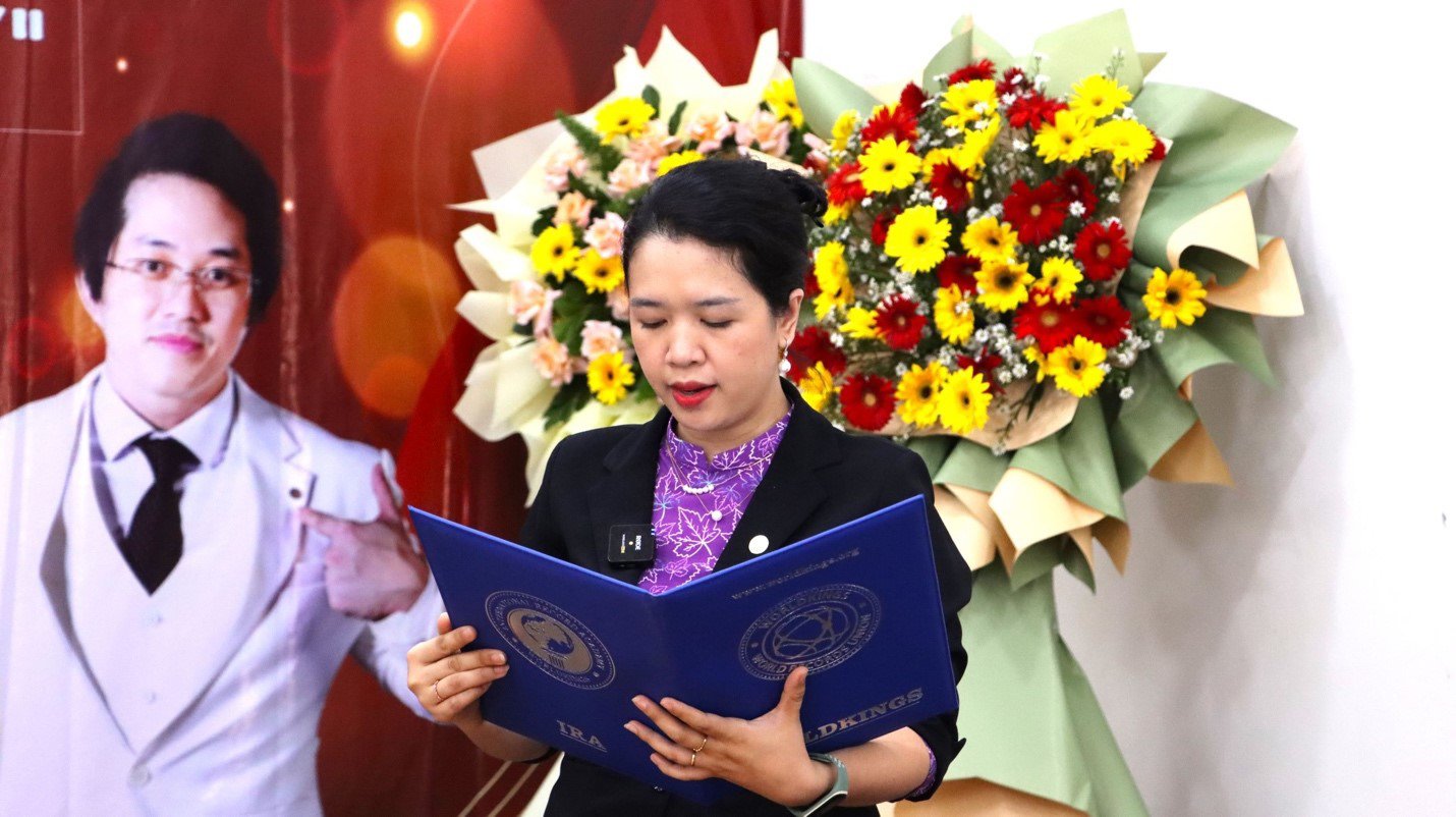 Bà Võ Lưu Lan Uyên – Phó Tổng thư ký Tổ chức Kỷ lục Người Việt toàn cầu công bố quyết định xác lập Kỷ lục