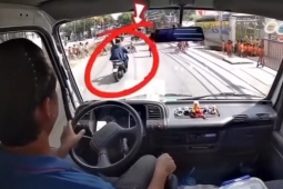 Clip: Phẫn nộ xe máy thản nhiên cắt ngang đoàn học sinh đang qua đường