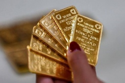 Nóng nhất trong ngày: Giá vàng rớt mạnh; Cảnh tượng bất ngờ ở quán lòng se điếu