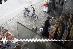 Khoảnh khắc xe tải tránh học sinh lao vào cửa hàng tạp hoá