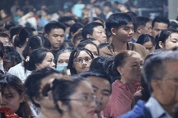 Thức đêm, ngủ lại ngay khuôn viên chùa để được chiêm bái xá lợi Đức...