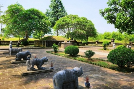 Cận cảnh khu lăng mộ vua Lê Túc Tông bị xâm hại