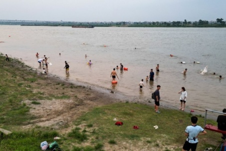 Người Hà Nội bơi sông Hồng để giải nhiệt