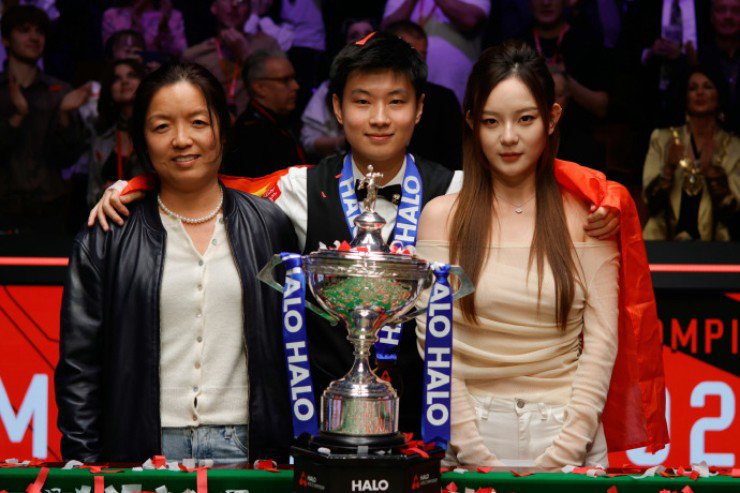 Zhao Xintong (giữa) và bạn gái xinh đẹp "Yiyi" (bên phải)