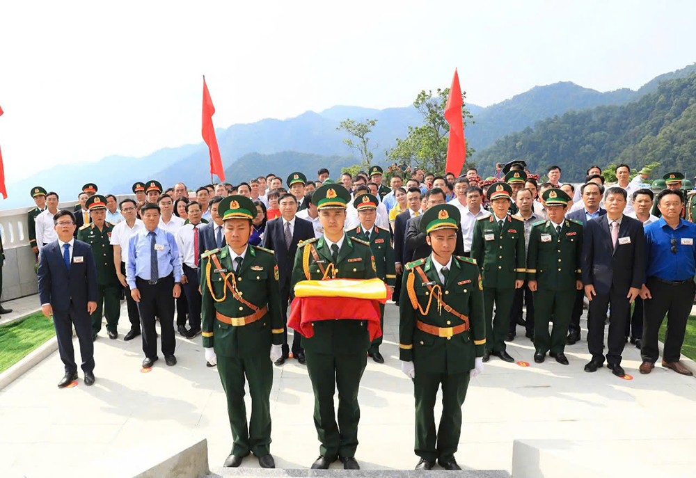 Nghi lễ Thượng cờ trên Cột cờ A Pa Chải