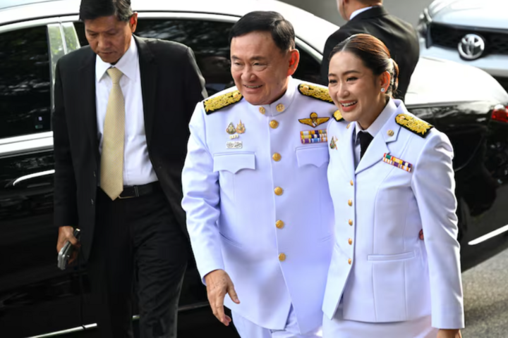 Thủ tướng Thái Lan Paetongtarn Shinawatra&nbsp;xuất hiện cùng cha – ông Thaksin (ảnh: Reuters)