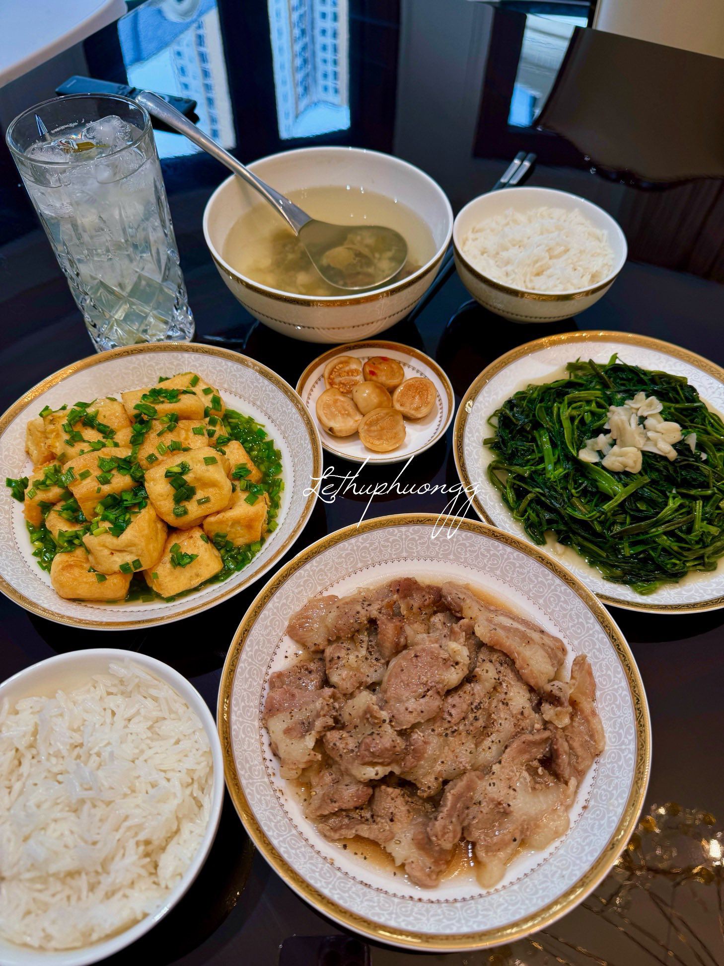 Vai giòn rim mắm - Đậu tẩm hành - Rau muống xào tỏi - Canh sấu