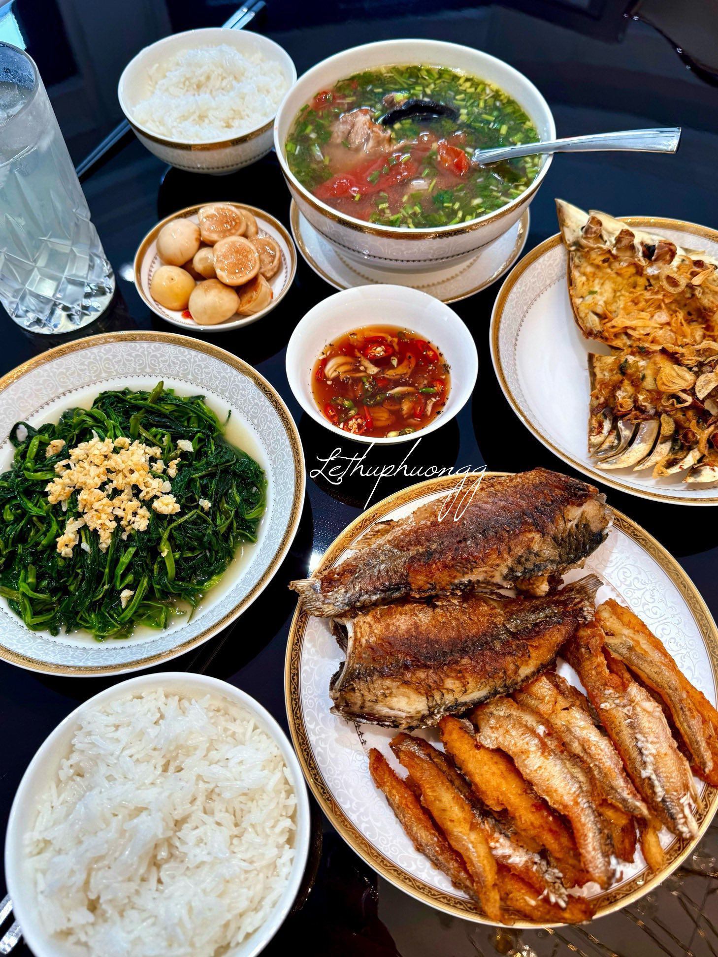 Cá diếc,&nbsp;cá mối chiên - Bọ biển nướng mỡ hành - Rau muống xào tỏi - Canh sườn nấu chua