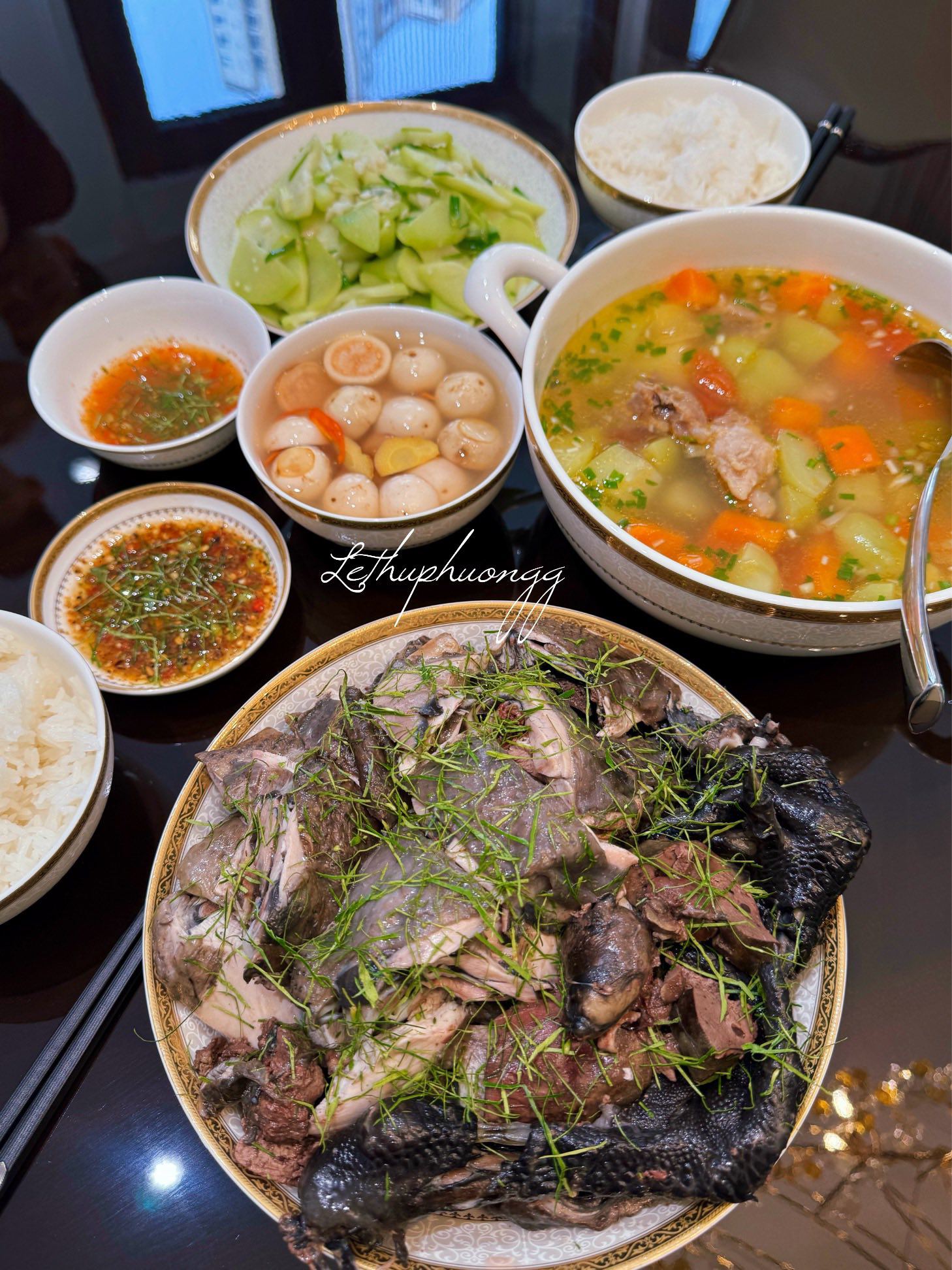 Gà đen hấp lá chanh - Su su xào tỏi - Canh sườn nấu rau củ