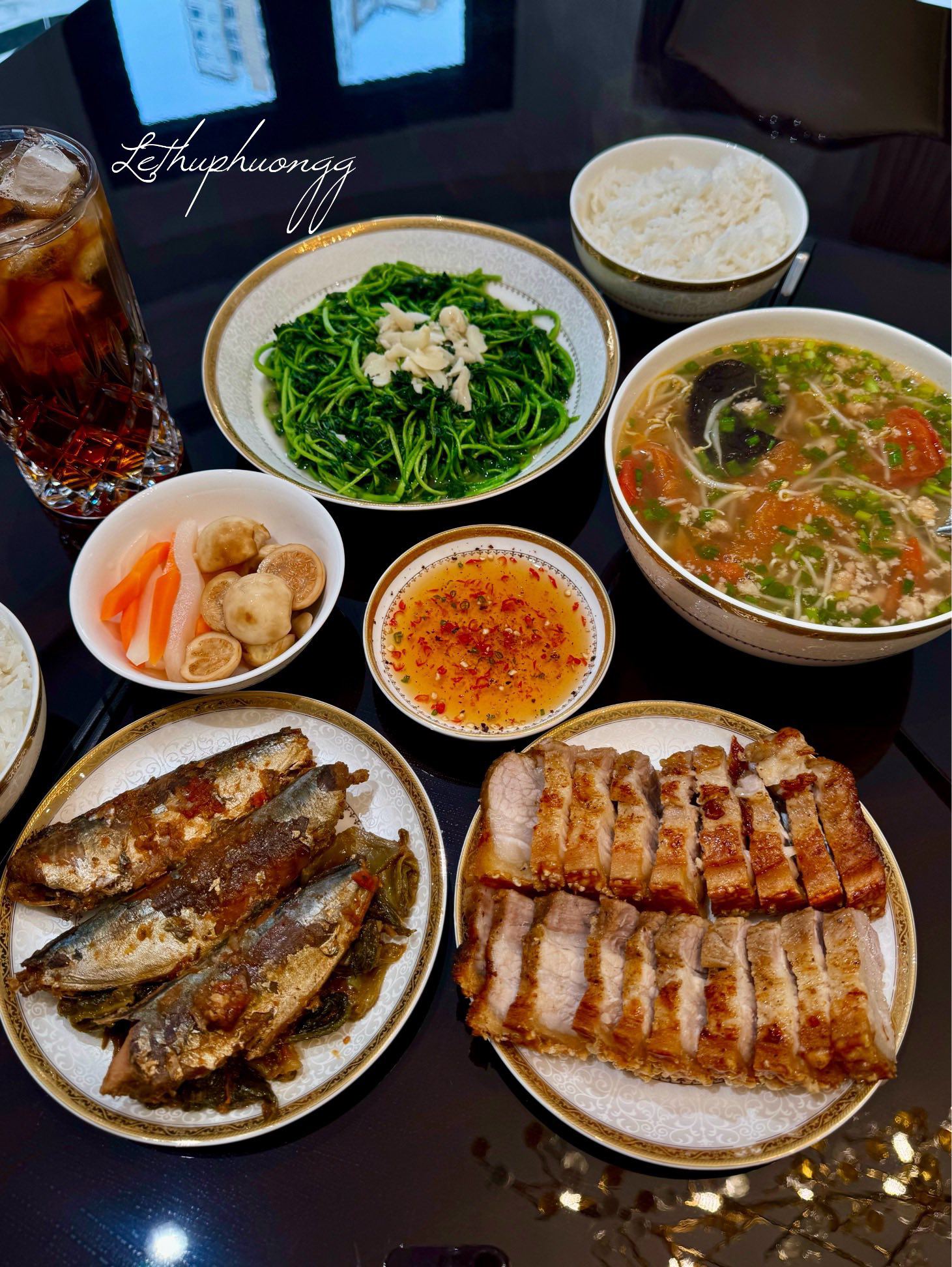 Thịt quay - Cá nục kho dưa - Cải xoong xào tỏi - Canh chua giá đõ, thịt băm