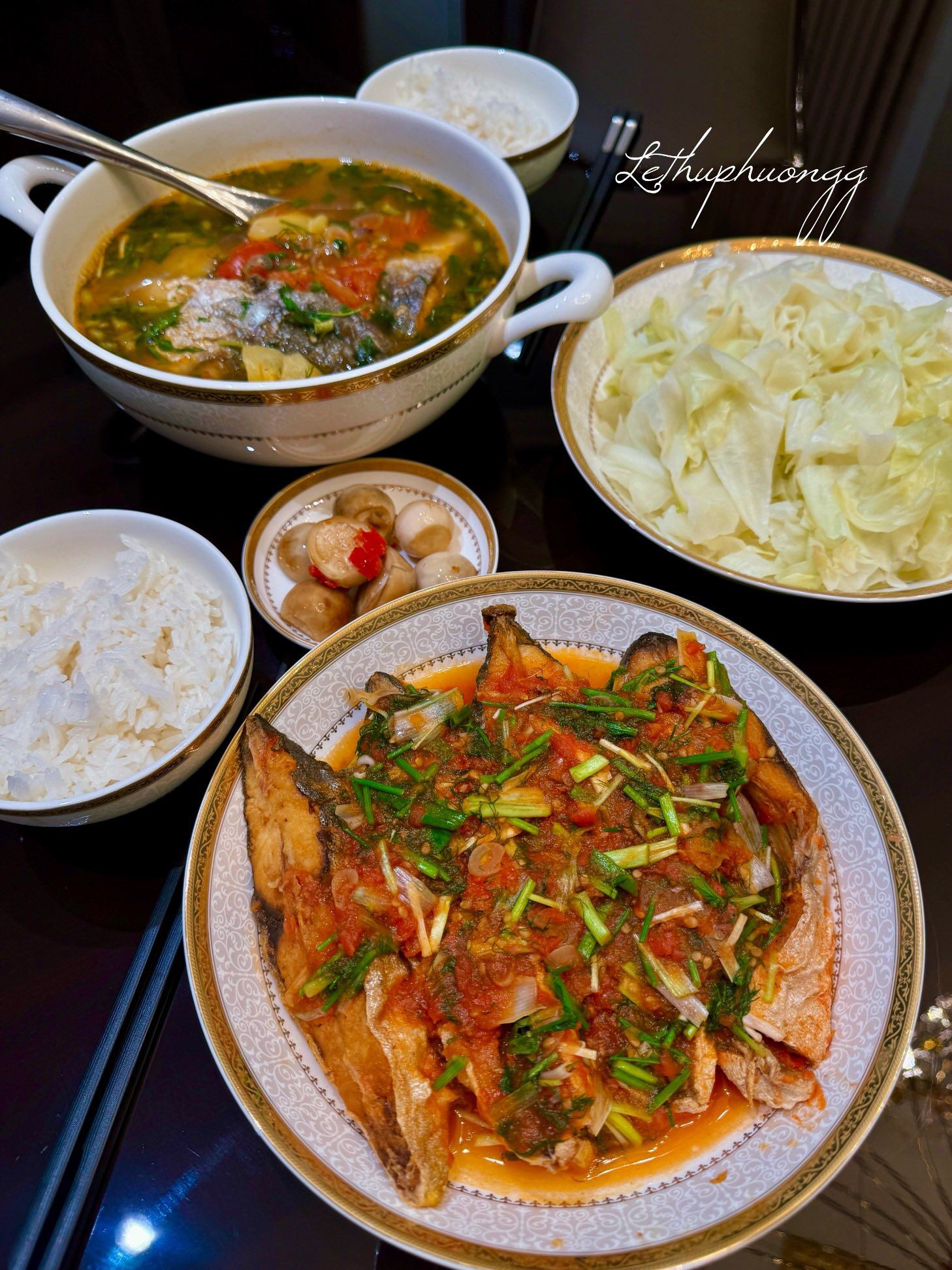 Cá chim sốt cà chua - Bắp cải luộc - Canh cá nấu chua