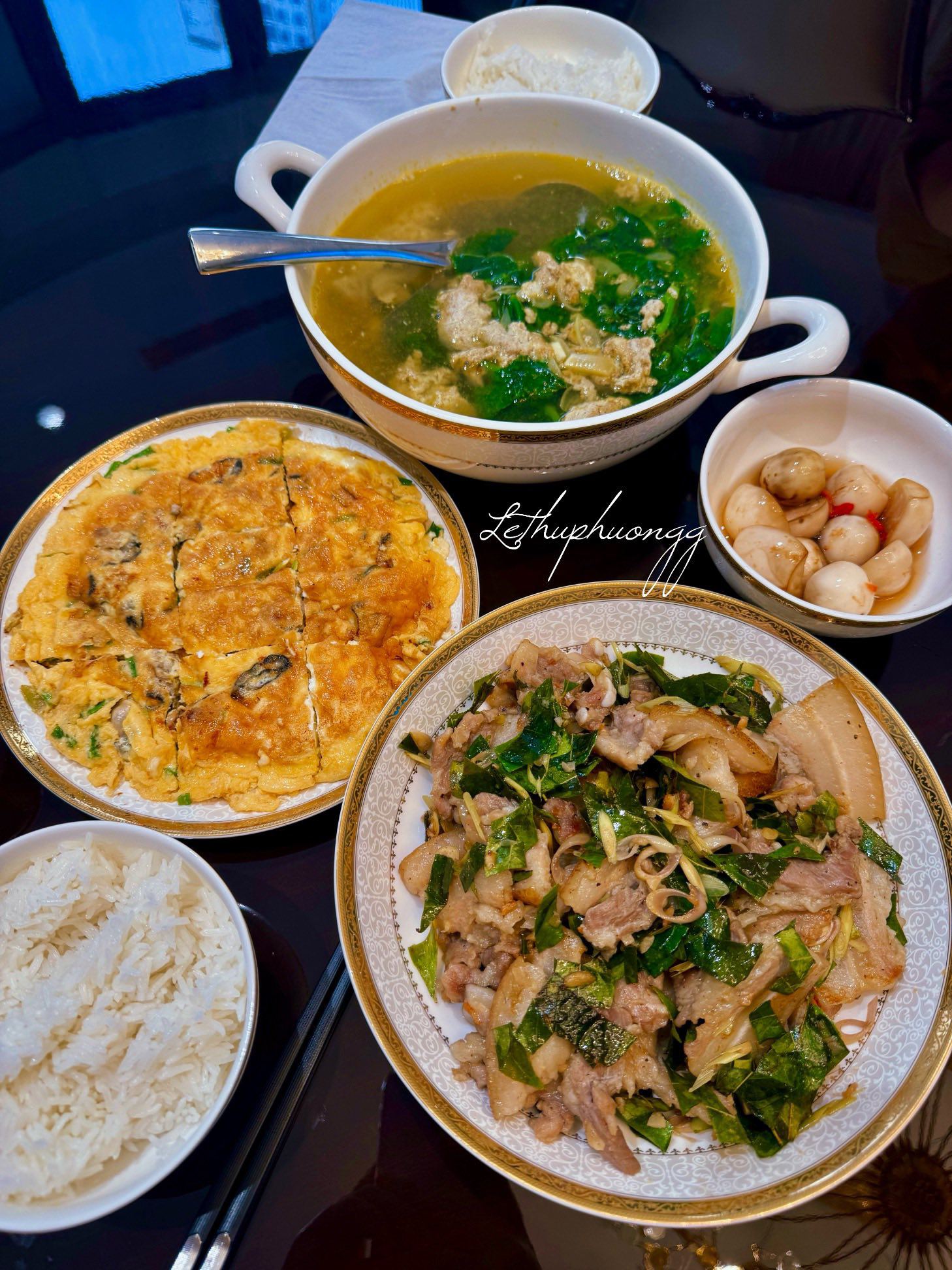 Lợn mán xào lá mắc mật - Trứng tráng hà - Canh cua mùng tơi