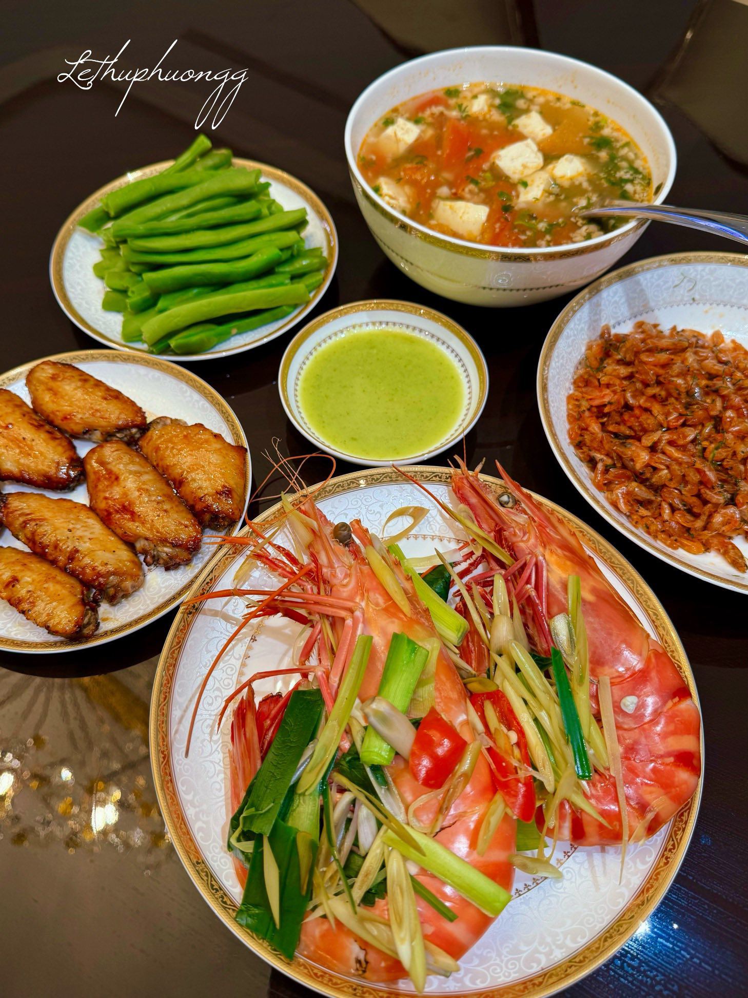 Tôm sú&nbsp;hấp sả - Cánh gà nướng mật ong - Tôm rang lá chanh - Đỗ luộc - Canh đậu phụ thịt băm
