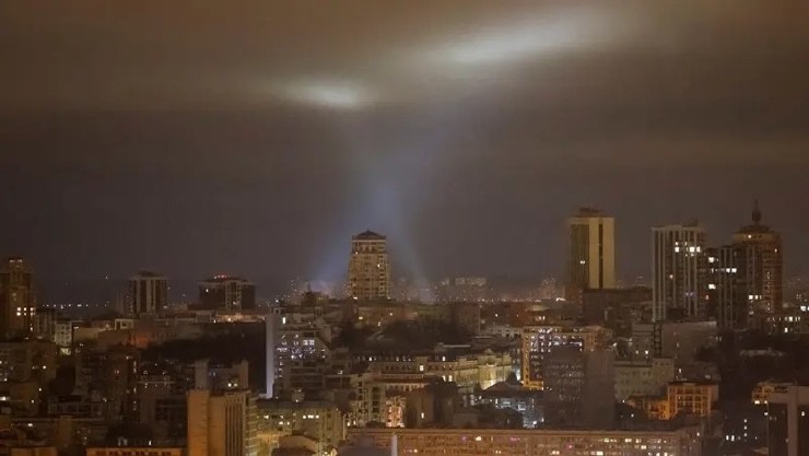 Bầu trời thủ đô Kiev của Ukraine vào ngày 13/1/2025. Ảnh: Reuters.