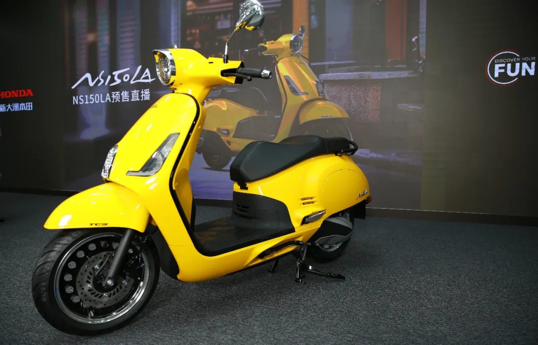 Honda NS150LA có thiết kế cổ điển với những đường nét tròn trịa và mượt mà.