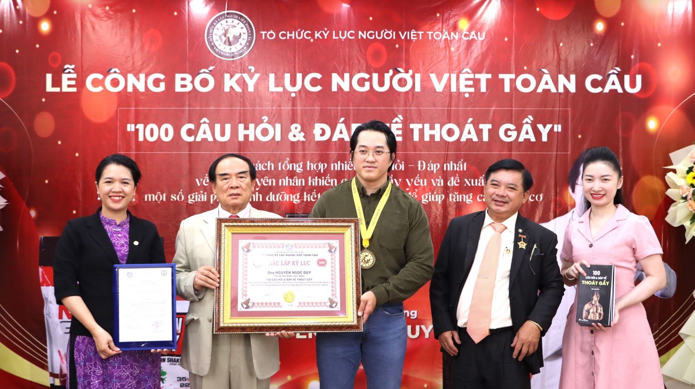 TS. Ngô Quang Xuân – Nguyên Đại sứ Việt Nam tại Liên Hợp Quốc, Chủ tịch Tổ chức Kỷ lục người Việt toàn cầu (VietWorld) cùng ông Hà Phước Dũng và bà Võ Lưu Lan Uyên trao bằng Kỷ lục đến ông Nguyễn Ngọc Duy