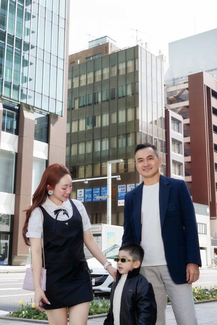 Chi Bảo lấy lại phong độ sau khi giảm 10kg, "bố bỉm" đông con ngoài 50 vẫn săn chắc bên vợ trẻ kém 16 tuổi - 5