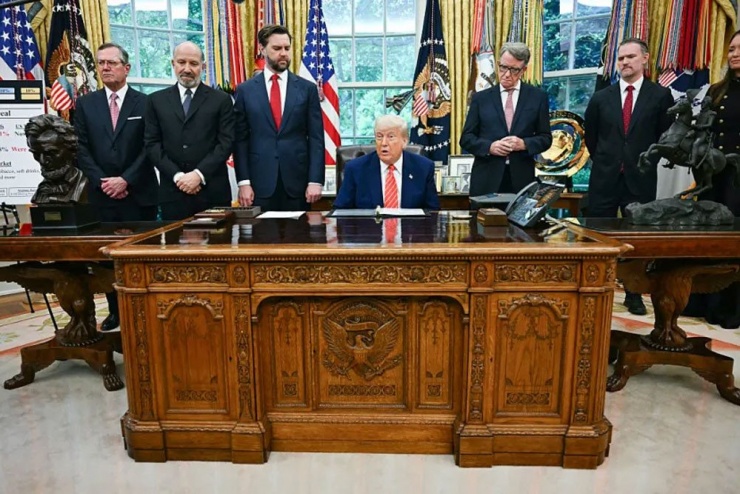 Tổng thống Mỹ Donald Trump công bố thỏa thuận thương mại song phương. Ảnh: CNBC