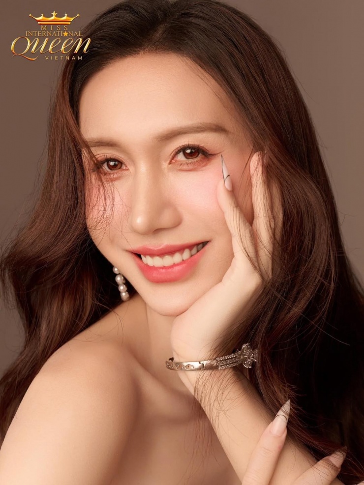 Tô Ngọc Bảo Linh (nghệ danh Lynk Lee) 36 tuổi, quê Bắc Giang, hoạt động showbiz hơn 10 năm trong vai trò ca sĩ. Cô từng diễn thời trang, làm thí sinh Gương mặt thân quen 2020, Chị đẹp Đạp gió rẽ sóng 2023.