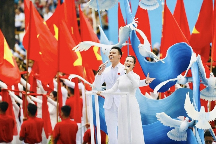 Đông Hùng và Võ Hạ Trâm tại đại lễ 30/4.