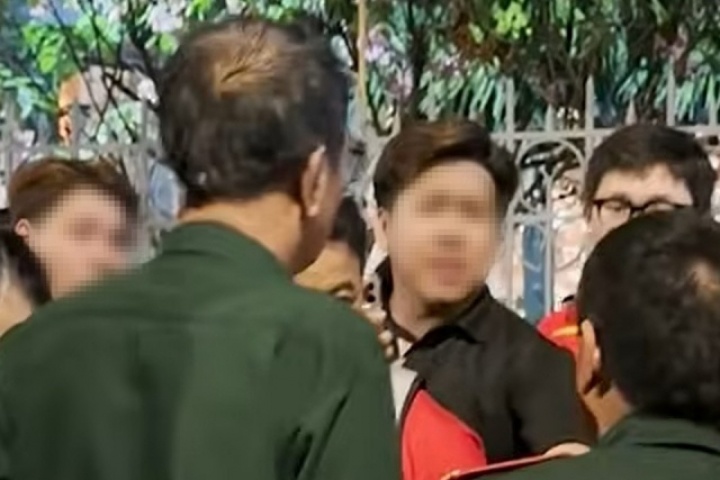 Khiển trách nam sinh vô lễ trong lễ diễu binh 30/4