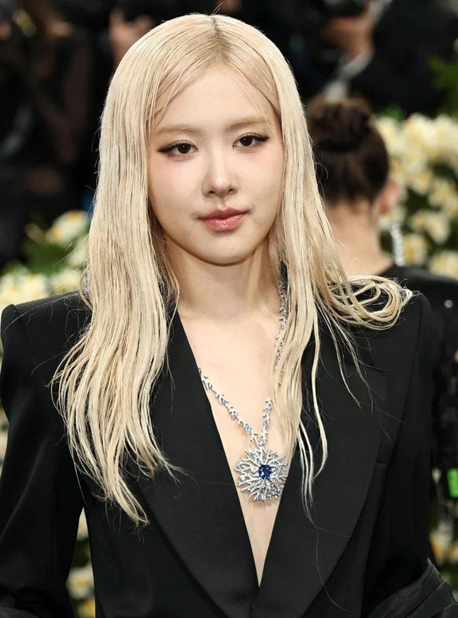 Ai là người chọn cho Rosé BLACKPINK kiểu tóc ướt gây tranh cãi ở Met Gala? - 1