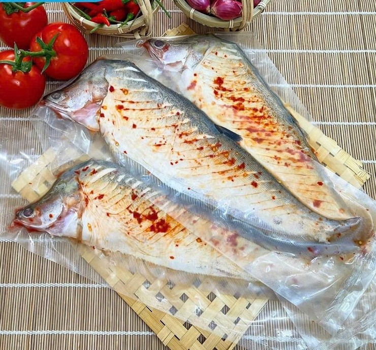 Hiện nay, cá thác lác&nbsp;tươi có giá khoảng 100.000 đồng/kg. Tuy nhiên, để chế biến thành 1kg chả cá, cần đến 2,5kg cá tươi. Vì vậy, giá chả cá dao động từ 200.000 đến hơn 300.000 đồng/kg, tùy loại và chất lượng.
