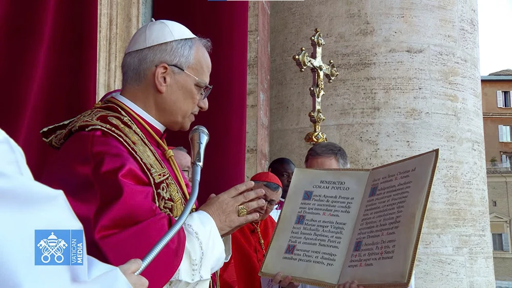 Giáo hoàng Leo XIV ra mắt tín đồ và người dân. Ảnh chụp màn hình: VATICAN MEDIA