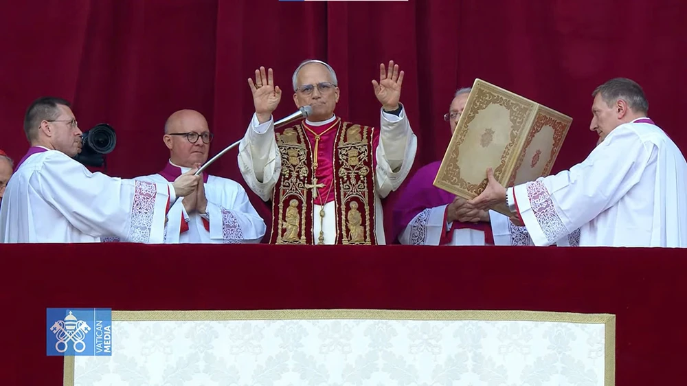 Giáo hoàng Leo XIV ra mắt tín đồ và người dân. Ảnh chụp màn hình: VATICAN MEDIA