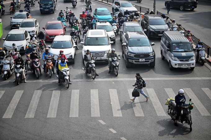 Người dần dừng chờ đèn đỏ ở Hà Nội, ngày 2/1/2025. Ảnh: Giang Huy