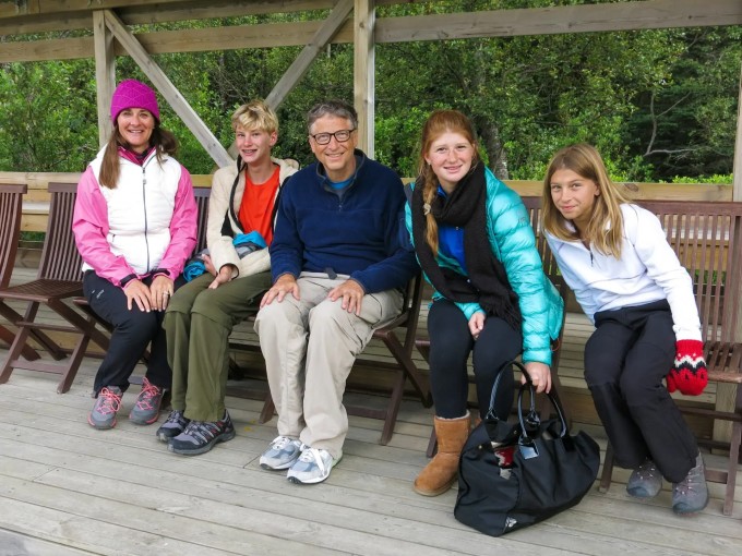 Bill Gates và vợ cũ, Melinda (trái), cùng ba con. Ảnh: Instagram