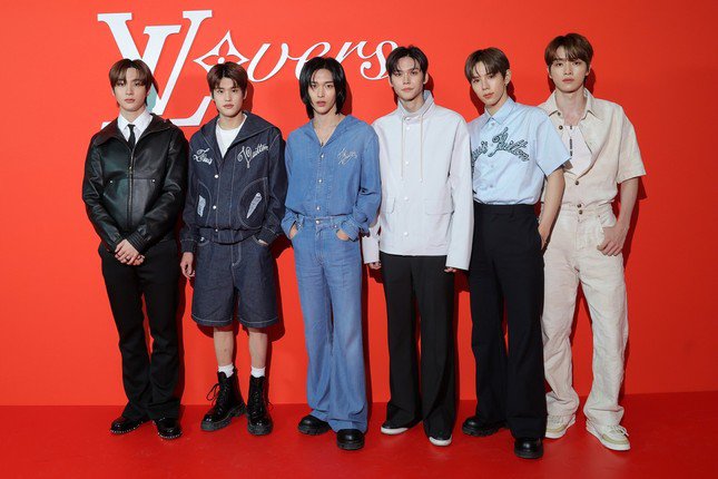 Riize tại show diễn Louis Vuitton Men’s Fall-Winter 2024 ở Paris ngày 16/1. Ảnh: SM Entertainment