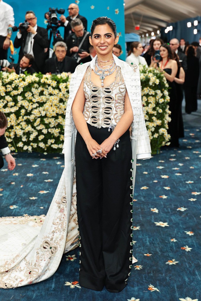 Ái nữ tỷ phú giàu nhất châu Á trên thảm xanh Met Gala hôm 5/5. Ảnh: Vogue