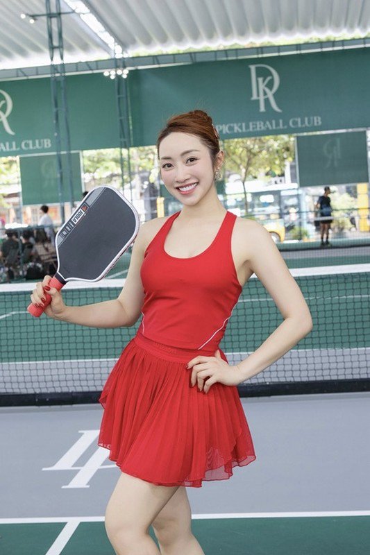 Doanh nhân Lý Thùy Chang diện áo ôm sát phối cùng chân váy xếp ly siêu ngắn trong một buổi tập pickleball. Ảnh: FB Lý Thùy Chang.
