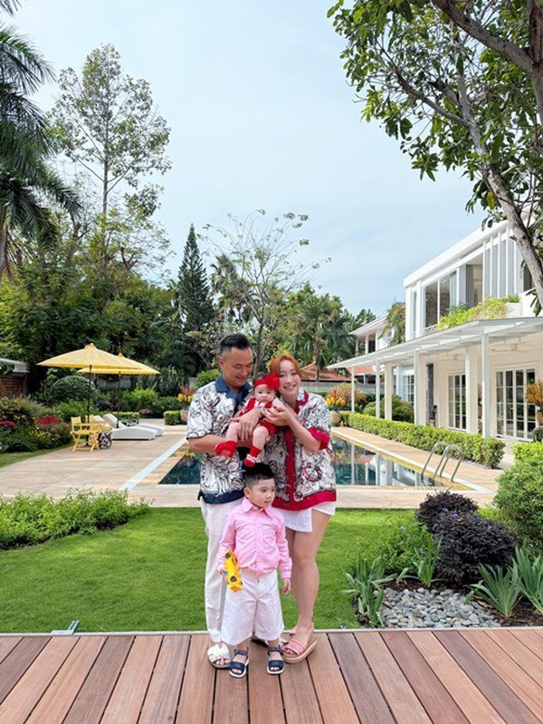 Vợ chồng Chi Bảo cùng hai con đang sống trong biệt thự rộng 1.600m2, trang hoàng lộng lẫy chẳng kém một resort. Ảnh: FB Lý Thùy Chang.