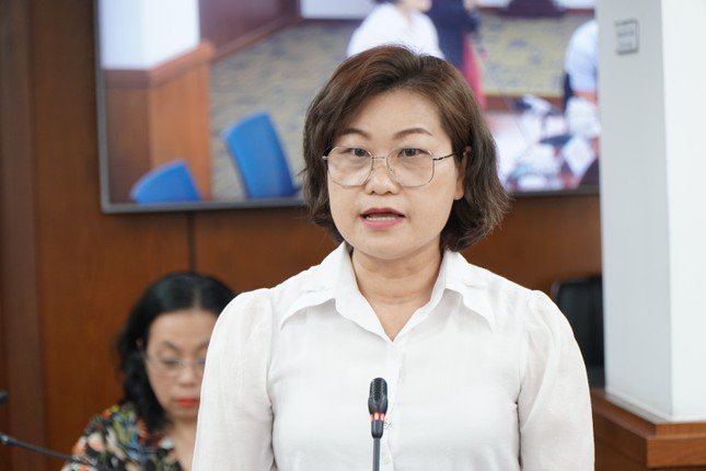 Bà Nguyễn Minh Bạch Lan, Phó Chánh Văn phòng Sở GD&ĐT TPHCM trả lời họp báo chiều 8/5. Ảnh: Anh Nhàn