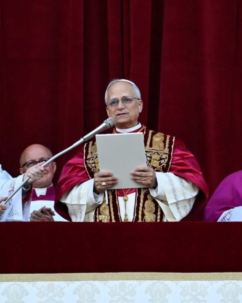 Tân Giáo hoàng Leo XIV (giữa). Ảnh: VATICAN NEWS/X