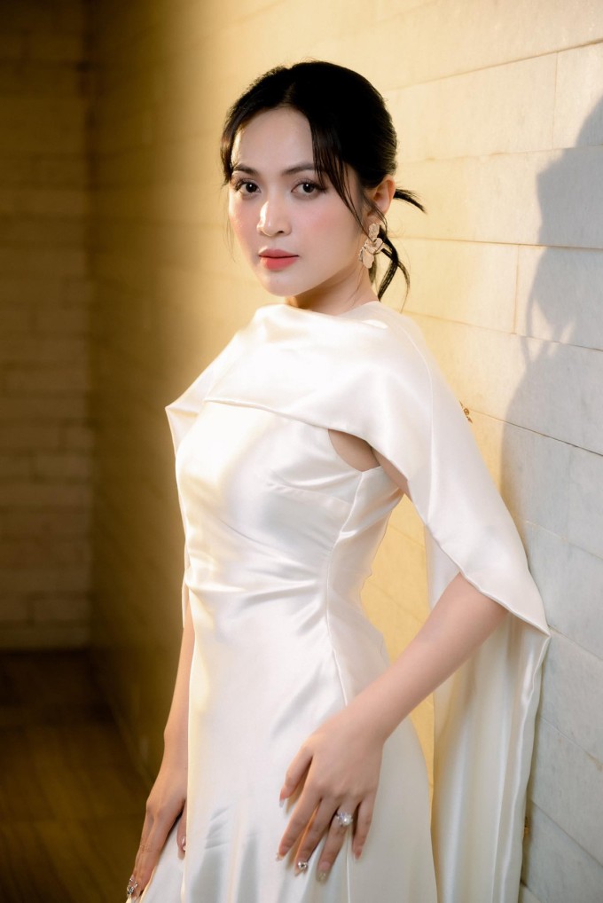 Ca sĩ Duyên Quỳnh đắt show hơn nhờ ca khúc "Viết tiếp câu chuyện hòa bình" được yêu thích trong dịp 30/4. Ảnh: Nhân vật cung cấp