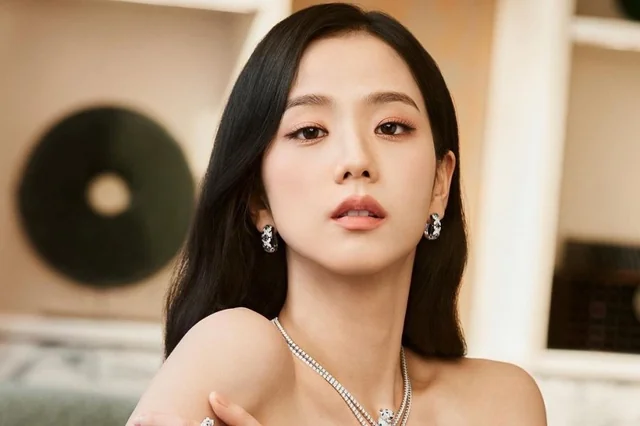 Jisoo cũng đề cập đến kế hoạch của nhóm với Billboard vào hồi đầu năm nay: “Năm ngoái, khi mỗi thành viên tập trung vào các hoạt động cá nhân, tất cả chúng tôi đều trưởng thành hơn rất nhiều. Nhưng năm nay, chúng tôi sẽ cùng nhau hoạt động trở lại ở các sân khấu lớn hơn và ngoạn mục hơn. Mọi người đều hào hứng về điều đó và chúng tôi đã chuẩn bị rất nhiều cho năm nay”.