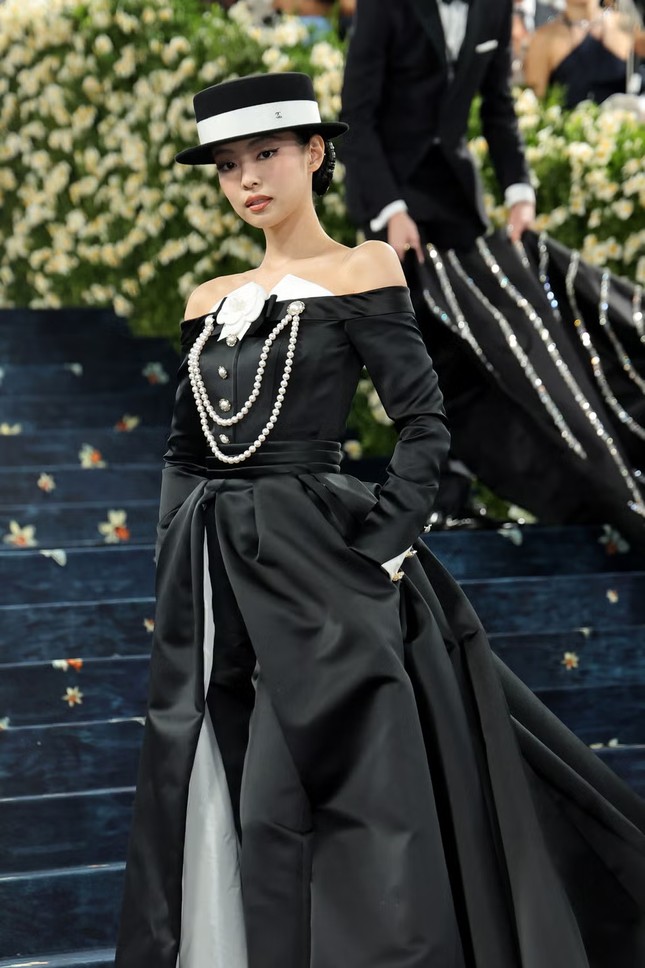 Lisa là cái tên được mong đợi tại Met Gala 2025. Idol người Thái Lan lần đầu sải bước trên thảm đỏ Met Gala trong trang phục được thiết kế riêng từ nhà mốt Louis Vuitton.