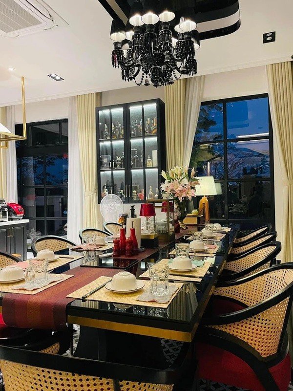 Nội thất được Quốc Trường thiết kế theo phong cách sang trọng. Bàn ăn lớn với đèn chùm đen cổ điển. Ảnh: FB Nguyễn Quốc Trường