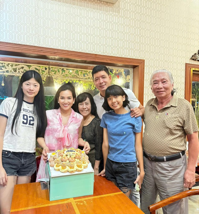 Gia đình hạnh phúc của Bình Minh - Anh Thơ.