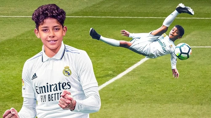 Con trai của Cristiano Ronaldo là Ronaldo Jr, 14 tuổi vừa được gọi vào U-15 Bồ Đào Nha đá giải U-15 quốc tế tại Croatia vào tháng 5 này. Ronaldo Jr rất chịu tập trên sân, trong phòng gym và được kỳ vọng sẽ nối bước người cha huyền thoại.